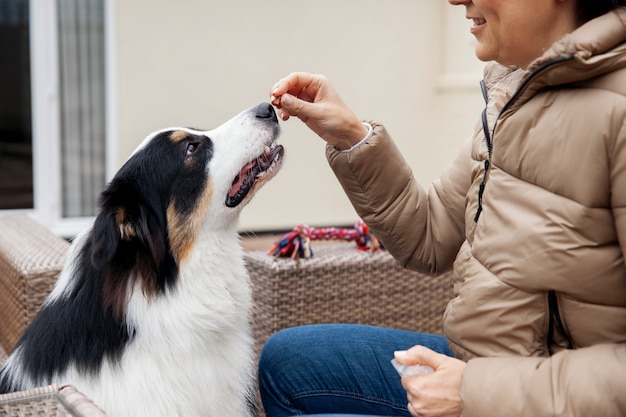 Tutor oferecendo vermífugo para cachorro de forma segura